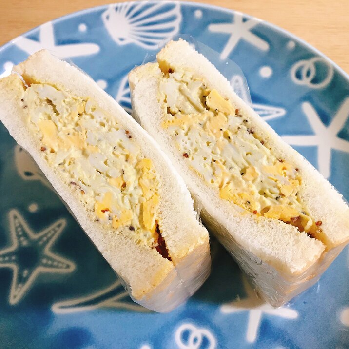 ふんわりカレー風味の耳付きタマゴサンド